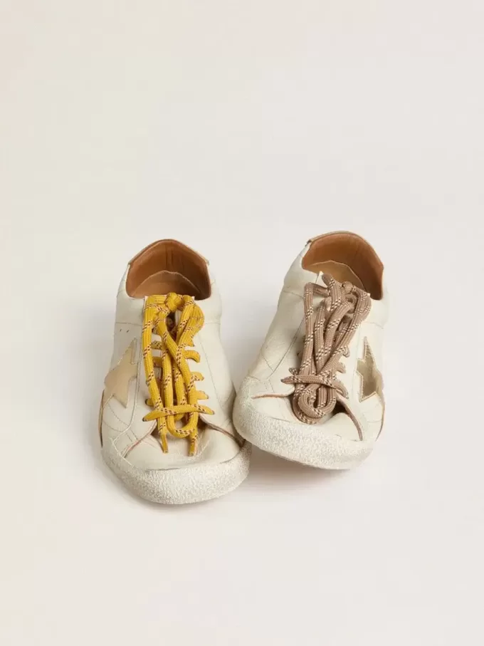 True-Star da donna in pelle nappa bianca con stella dorata e linguetta sul tallone in pelle scamosciata beige True-Star da donna in pelle nappa bianca con stella dorata e linguetta sul tallone in pelle scamosciata beige
