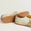 True-Star da donna in pelle nappa bianca con stella dorata e linguetta sul tallone in pelle scamosciata beige True-Star da donna in pelle nappa bianca con stella dorata e linguetta sul tallone in pelle scamosciata beige