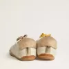 True-Star da donna in pelle nappa bianca con stella dorata e linguetta sul tallone in pelle scamosciata beige True-Star da donna in pelle nappa bianca con stella dorata e linguetta sul tallone in pelle scamosciata beige