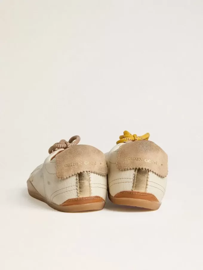 True-Star da donna in pelle nappa bianca con stella dorata e linguetta sul tallone in pelle scamosciata beige True-Star da donna in pelle nappa bianca con stella dorata e linguetta sul tallone in pelle scamosciata beige