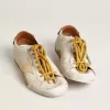 True-Star da donna in pelle nappa bianca con stella dorata e linguetta sul tallone in pelle scamosciata beige True-Star da donna in pelle nappa bianca con stella dorata e linguetta sul tallone in pelle scamosciata beige