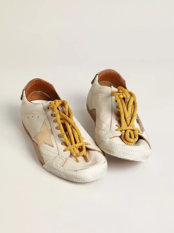 True-Star da donna in pelle nappa bianca con stella dorata e linguetta sul tallone in pelle scamosciata beige True-Star da donna in pelle nappa bianca con stella dorata e linguetta sul tallone in pelle scamosciata beige