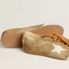 True-Star da donna in pelle scamosciata color tabacco con stella bianca e linguetta sul tallone color platino True-Star da donna in pelle scamosciata color tabacco con stella bianca e linguetta sul tallone color platino
