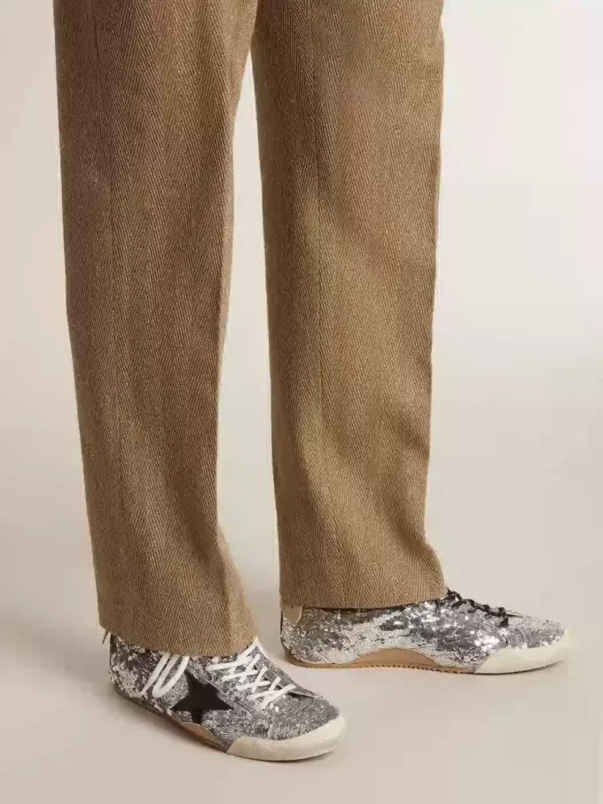 True-Star da uomo con paillettes argentate, stella nera e linguetta sul tallone in pelle beige