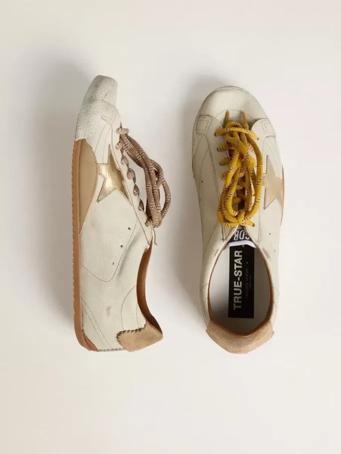 True-Star da uomo in pelle nappa bianca con stella in pelle laminata oro e linguetta sul tallone in pelle scamosciata beige