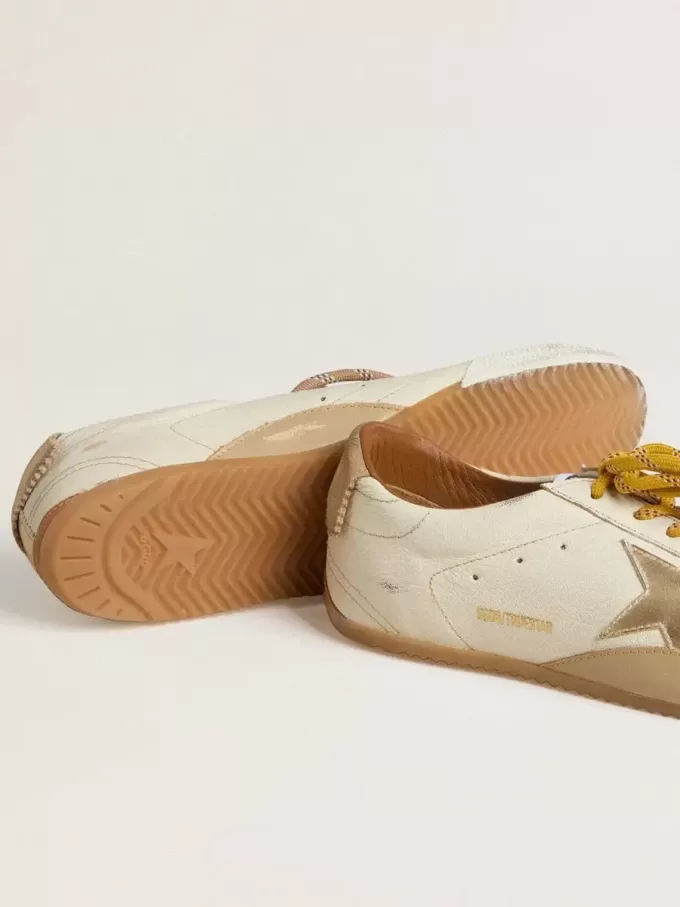 True-Star da uomo in pelle nappa bianca con stella in pelle laminata oro e linguetta sul tallone in pelle scamosciata beige