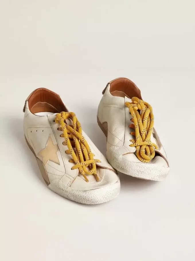 True-Star da uomo in pelle nappa bianca con stella in pelle laminata oro e linguetta sul tallone in pelle scamosciata beige