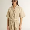 Tuta da donna in denim beige con cintura e orlo sfrangiato