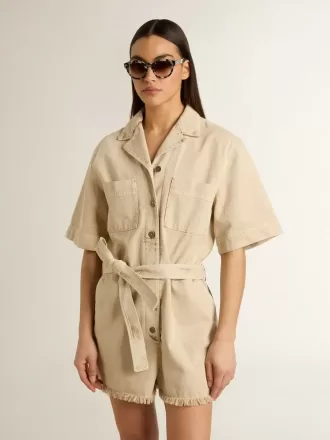 Tuta da donna in denim beige con cintura e orlo sfrangiato