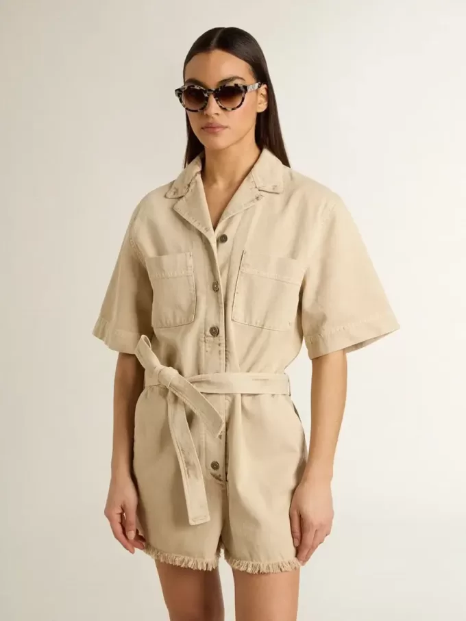Tuta da donna in denim beige con cintura e orlo sfrangiato