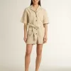 Tuta da donna in denim beige con cintura e orlo sfrangiato