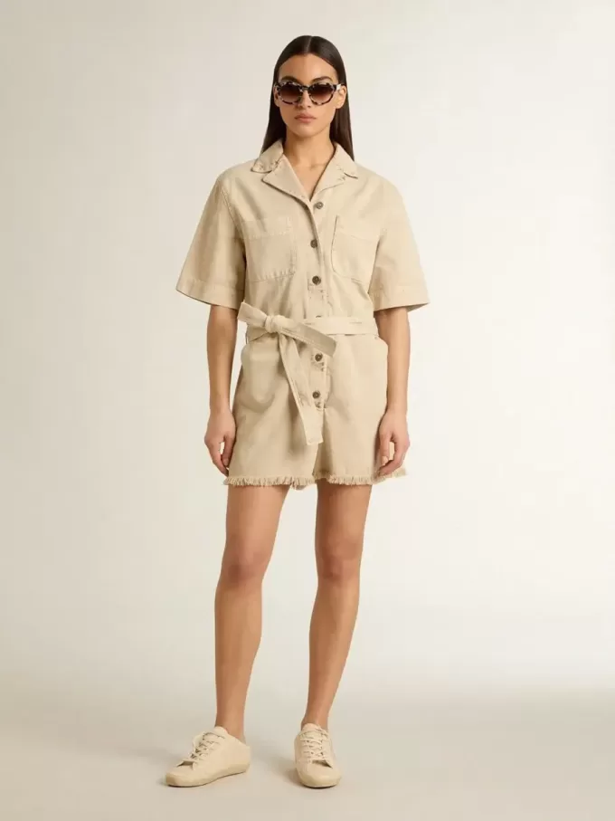 Tuta da donna in denim beige con cintura e orlo sfrangiato