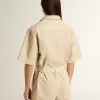 Tuta da donna in denim beige con cintura e orlo sfrangiato