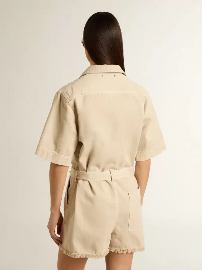 Tuta da donna in denim beige con cintura e orlo sfrangiato