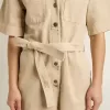 Tuta da donna in denim beige con cintura e orlo sfrangiato