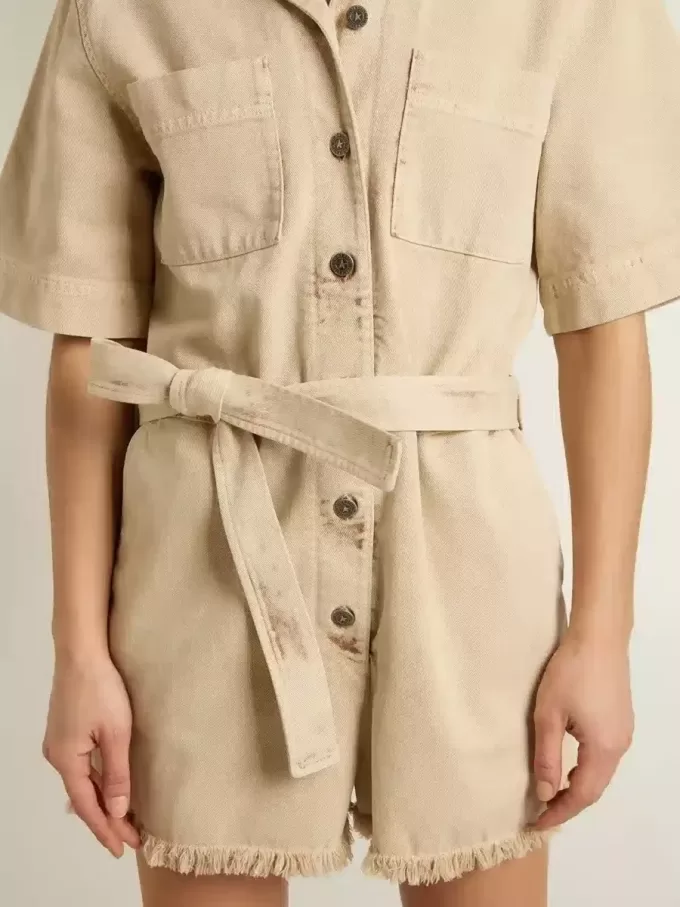 Tuta da donna in denim beige con cintura e orlo sfrangiato