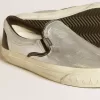 VCE Penstar da donna in pelle metallizzata argento con linguetta sul tallone in pelle nera