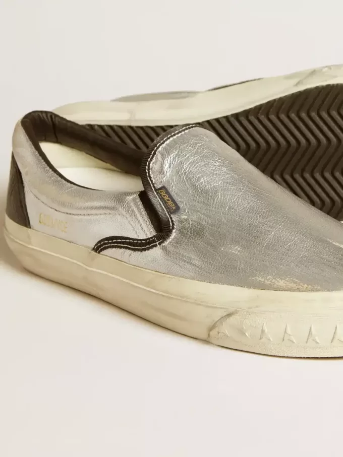 VCE Penstar da donna in pelle metallizzata argento con linguetta sul tallone in pelle nera