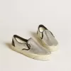 VCE Penstar da uomo in pelle metallizzata argento con linguetta sul tallone in pelle nera