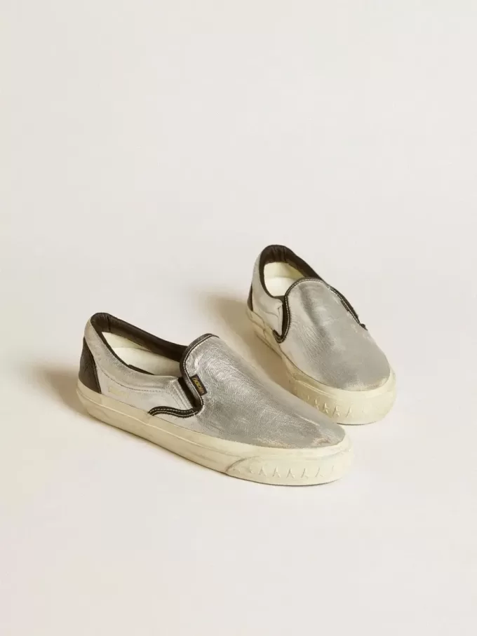 VCE Penstar da uomo in pelle metallizzata argento con linguetta sul tallone in pelle nera