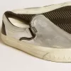 VCE Penstar da uomo in pelle metallizzata argento con linguetta sul tallone in pelle nera