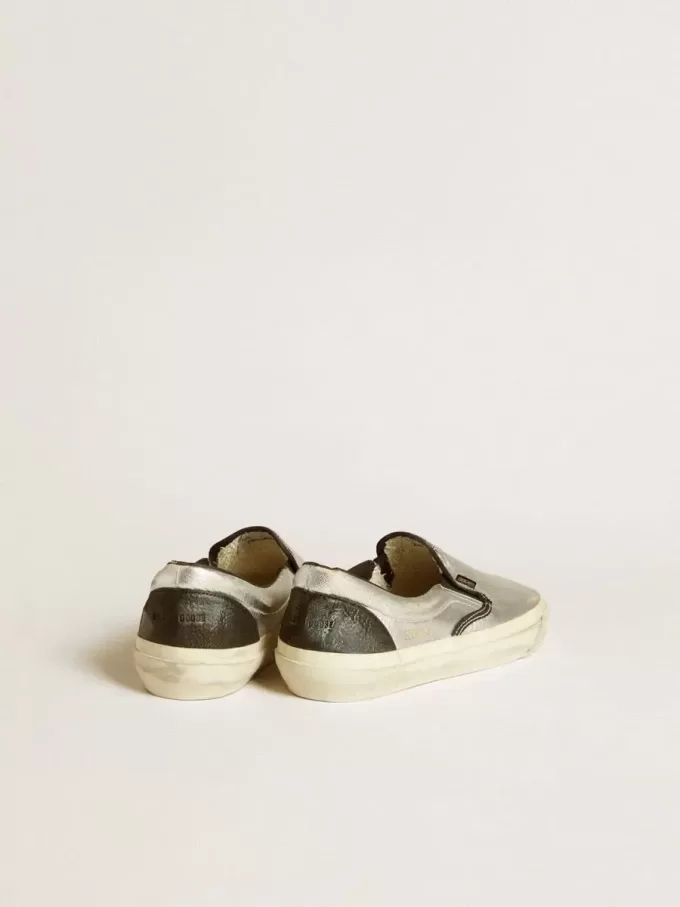 VCE Penstar da uomo in pelle metallizzata argento con linguetta sul tallone in pelle nera