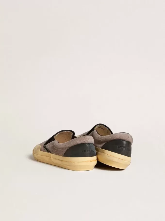 VCE Penstar da uomo in pelle scamosciata grigio tortora con linguetta sul tallone in pelle nera