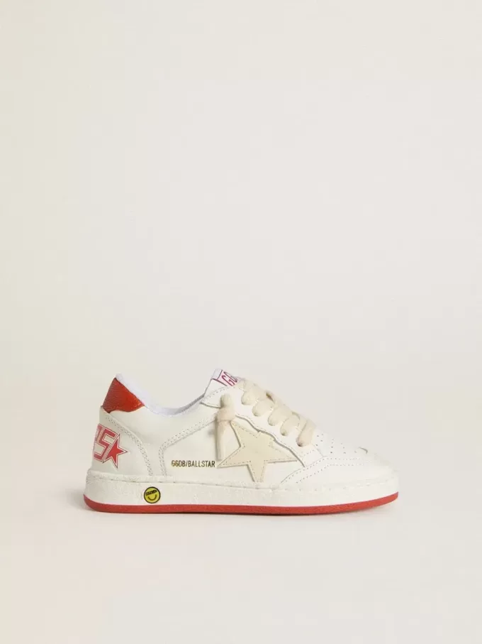 Young Ball Star in pelle con stella color crema e linguetta sul tallone in pelle rossa