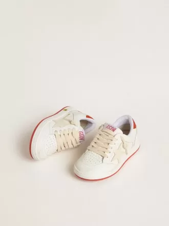 Young Ball Star in pelle con stella color crema e linguetta sul tallone in pelle rossa