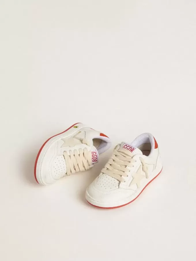 Young Ball Star in pelle con stella color crema e linguetta sul tallone in pelle rossa
