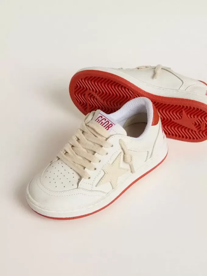 Young Ball Star in pelle con stella color crema e linguetta sul tallone in pelle rossa