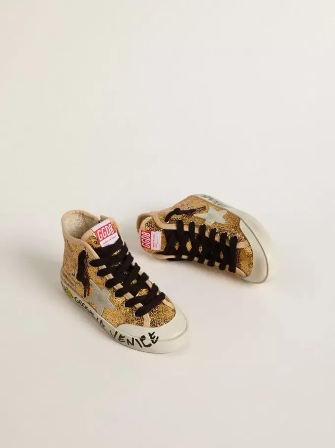 Young Francy Penstar in paillettes dorate con stella in camoscio grigio ghiaccio