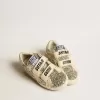 Young Old School in glitter platino con stella e linguetta sul tallone in pelle Young Old School in glitter platino con stella e linguetta sul tallone in pelle