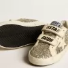 Young Old School in glitter platino con stella e linguetta sul tallone in pelle Young Old School in glitter platino con stella e linguetta sul tallone in pelle