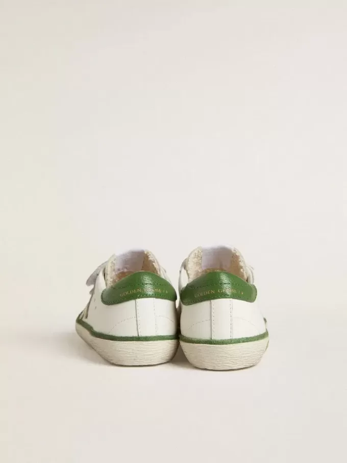 Young Old School in pelle bianca con linguetta sul tallone in nappa verde e inserto verde
