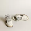 Young Sky-Star in nappa bianca con stella nera e linguetta sul tallone