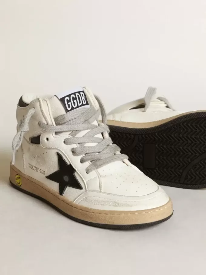 Young Sky-Star in nappa bianca con stella nera e linguetta sul tallone