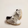 Young Super-Star con stella in pelle scamosciata grigio ghiaccio e linguetta sul tallone in pelle blu navy Young Super-Star con stella in pelle scamosciata grigio ghiaccio e linguetta sul tallone in pelle blu navy