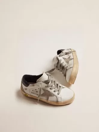 Young Super-Star con stella in pelle scamosciata grigio ghiaccio e linguetta sul tallone in pelle blu navy