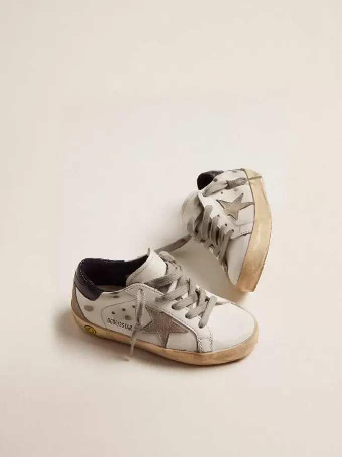 Young Super-Star con stella in pelle scamosciata grigio ghiaccio e linguetta sul tallone in pelle blu navy Young Super-Star con stella in pelle scamosciata grigio ghiaccio e linguetta sul tallone in pelle blu navy