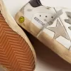 Young Super-Star con stella in pelle scamosciata grigio ghiaccio e linguetta sul tallone in pelle blu navy Young Super-Star con stella in pelle scamosciata grigio ghiaccio e linguetta sul tallone in pelle blu navy