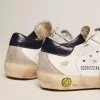 Young Super-Star con stella in pelle scamosciata grigio ghiaccio e linguetta sul tallone in pelle blu navy Young Super-Star con stella in pelle scamosciata grigio ghiaccio e linguetta sul tallone in pelle blu navy