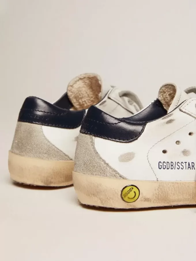 Young Super-Star con stella in pelle scamosciata grigio ghiaccio e linguetta sul tallone in pelle blu navy Young Super-Star con stella in pelle scamosciata grigio ghiaccio e linguetta sul tallone in pelle blu navy