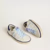 Young Super-Star in pelle bianca con tallone in camoscio blu