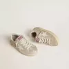 Young Super-Star in pelle scamosciata laminata color sabbia con stella in pelle bianca Young Super-Star in pelle scamosciata laminata color sabbia con stella in pelle bianca