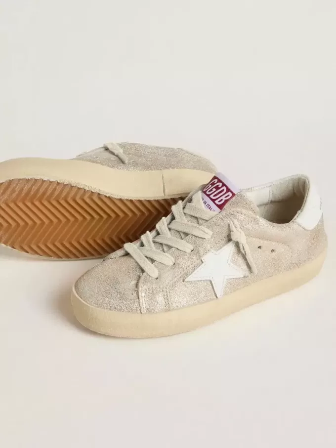 Young Super-Star in pelle scamosciata laminata color sabbia con stella in pelle bianca Young Super-Star in pelle scamosciata laminata color sabbia con stella in pelle bianca