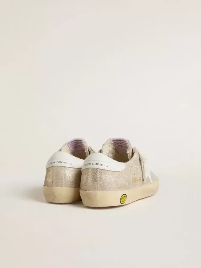 Young Super-Star in pelle scamosciata laminata color sabbia con stella in pelle bianca Young Super-Star in pelle scamosciata laminata color sabbia con stella in pelle bianca