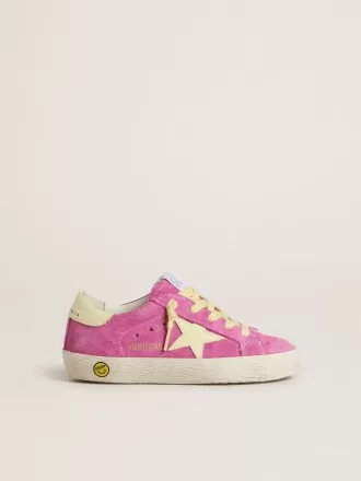 Young Super-Star in pelle scamosciata rosa con stella giallo chiaro e linguetta sul tallone