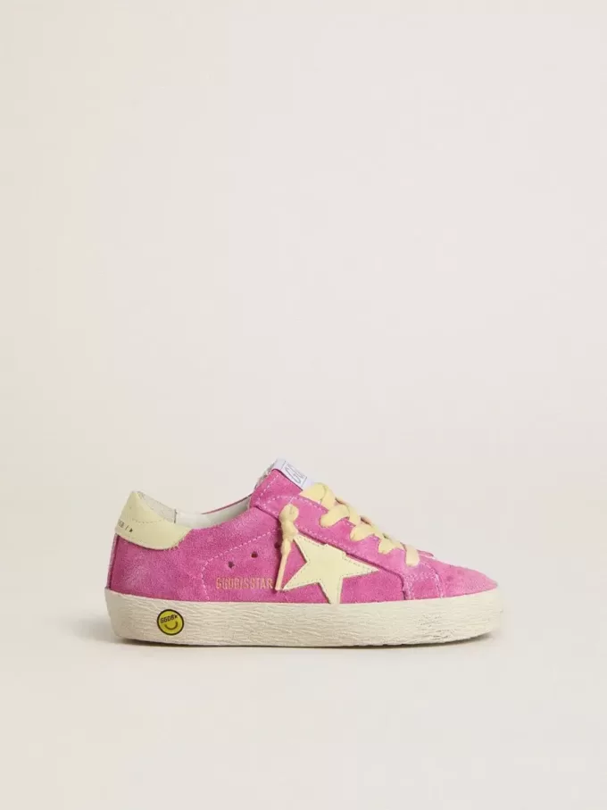 Young Super-Star in pelle scamosciata rosa con stella giallo chiaro e linguetta sul tallone