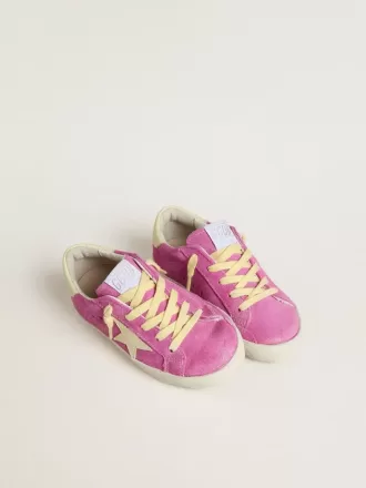 Young Super-Star in pelle scamosciata rosa con stella giallo chiaro e linguetta sul tallone